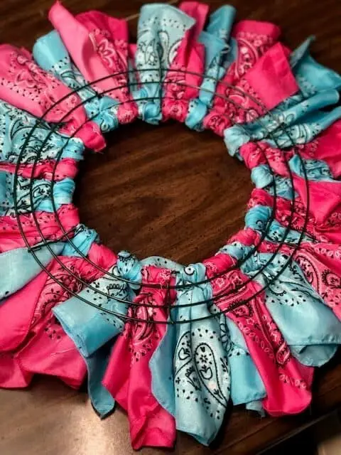 STEP BY STEP INSTRUCTIONS ON MAKING A BANDANA WREATH