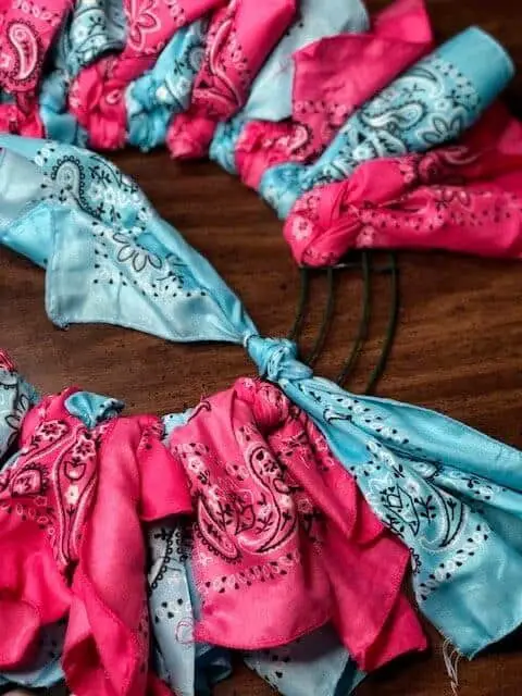 STEP BY STEP INSTRUCTIONS ON MAKING A BANDANA WREATH